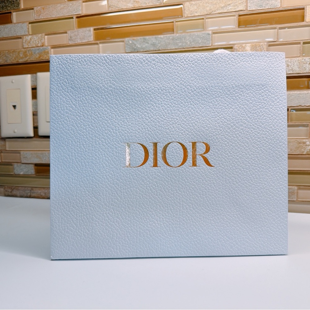 Large Dior Gift Bag — Textured White with Gold Logo (27×23×11.5cm)